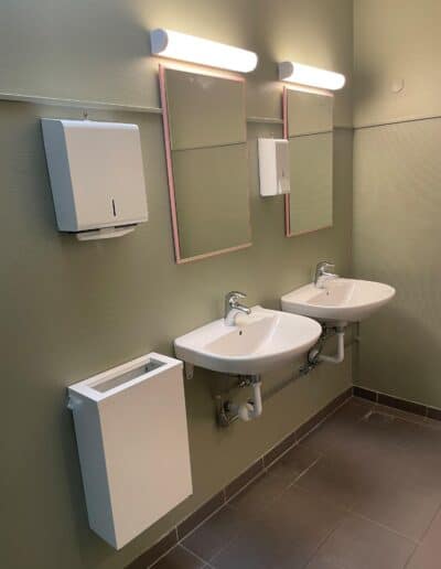 toiletter i kontorfællesskab, toilet kontorfællesskab, større virksomhed, Anne Berg indretning, annebergindretning.dk