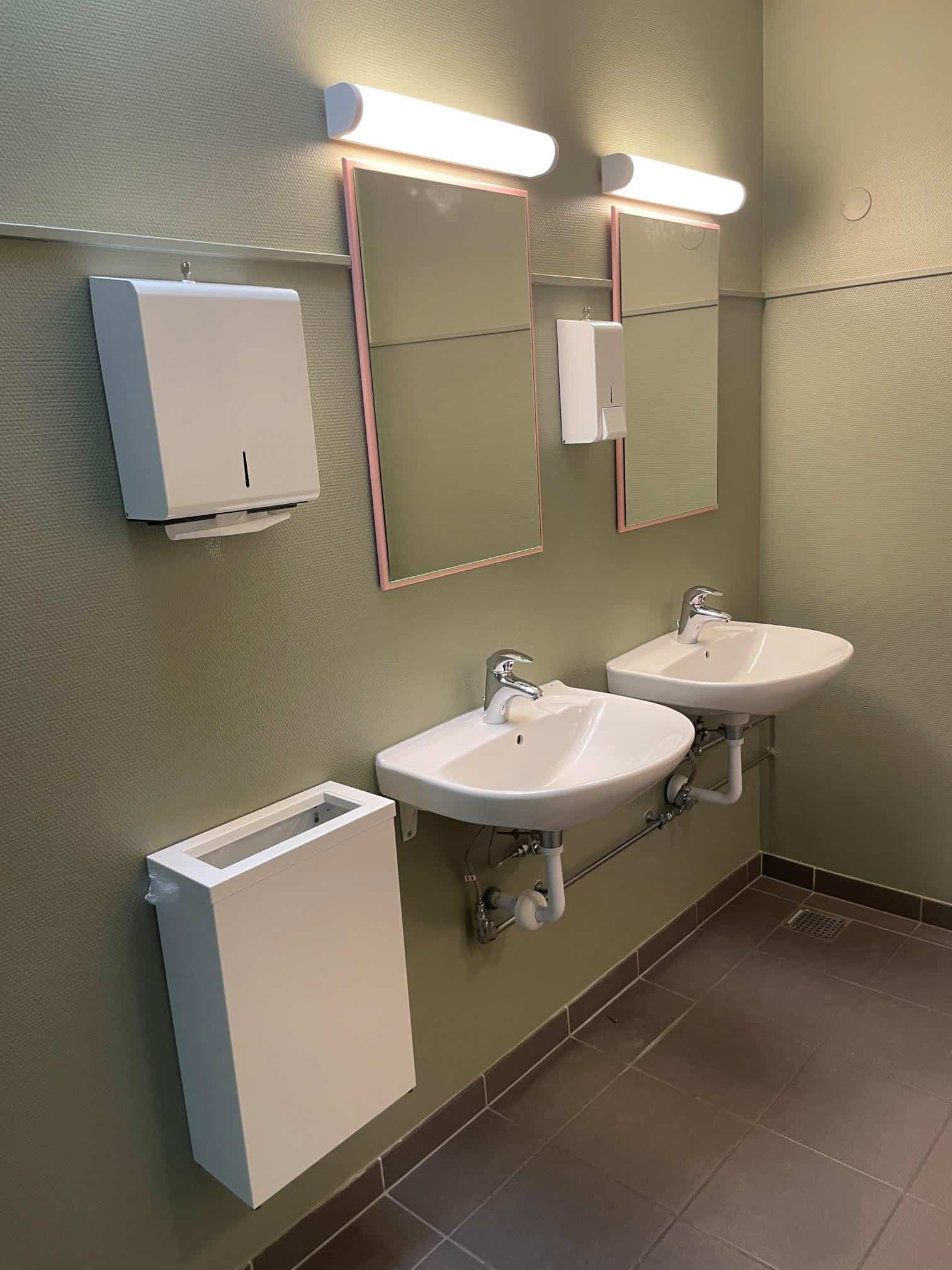 toiletter i kontorfællesskab, toilet kontorfællesskab, større virksomhed, Anne Berg indretning, annebergindretning.dk