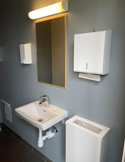 toiletter i kontorfællesskab, toilet kontorfællesskab, større virksomhed, Anne Berg indretning, annebergindretning.dk
