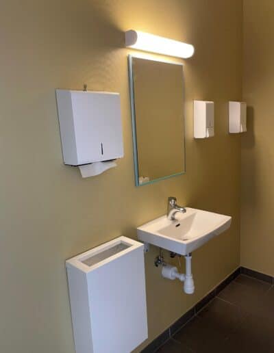 toiletter i kontorfællesskab, toilet kontorfællesskab, større virksomhed, Anne Berg indretning, annebergindretning.dk