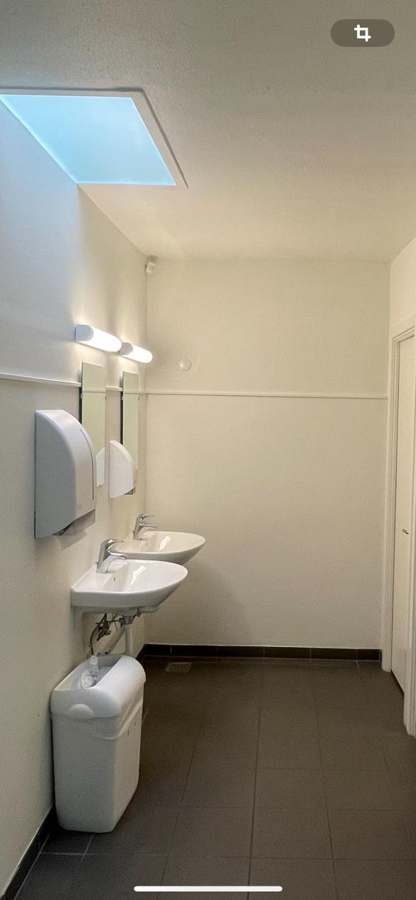 toiletter i kontorfællesskab, toilet kontorfællesskab, større virksomhed, Anne Berg indretning, annebergindretning.dk