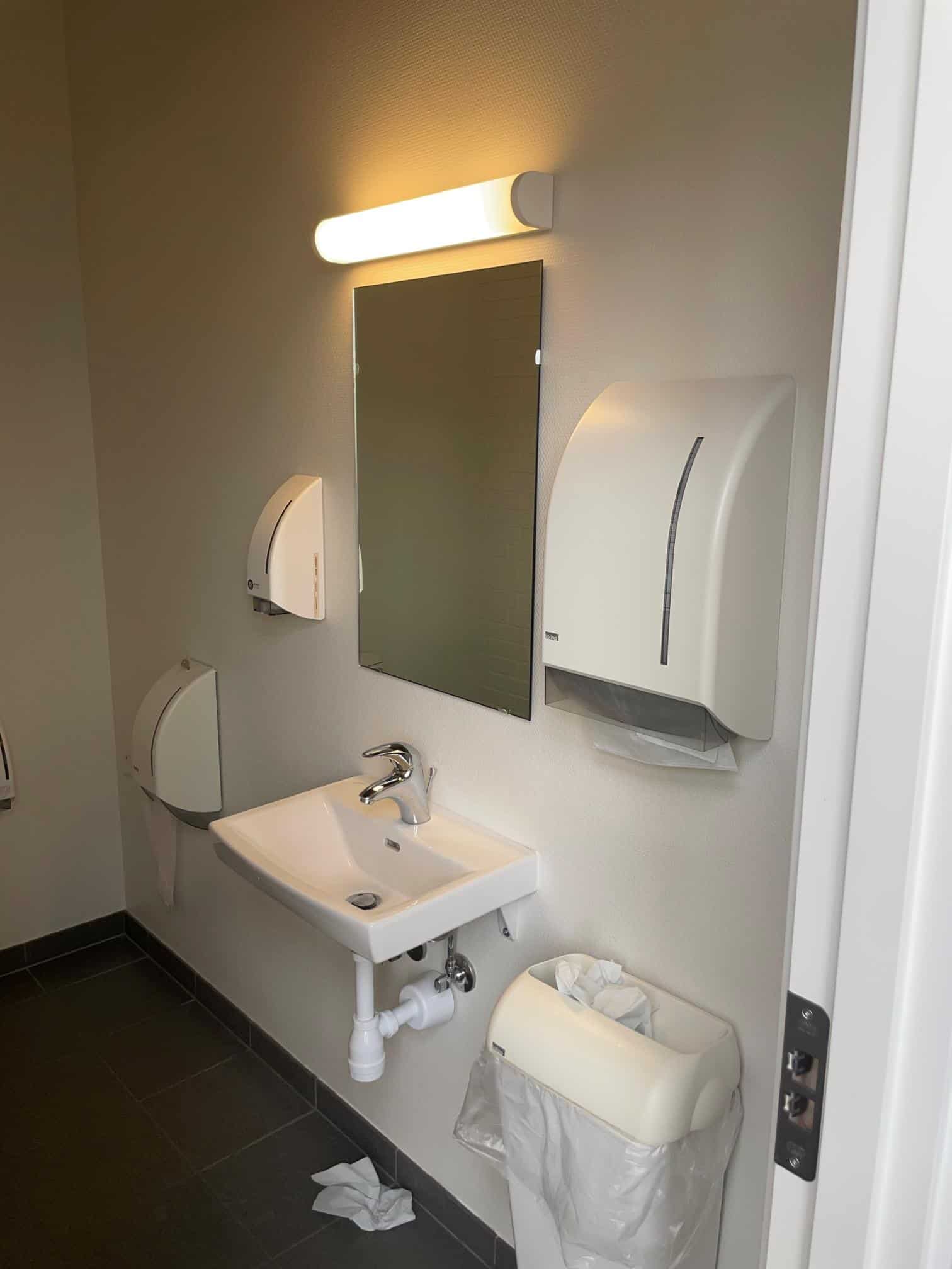 toiletter i kontorfællesskab, toilet kontorfællesskab, større virksomhed, Anne Berg indretning, annebergindretning.dk