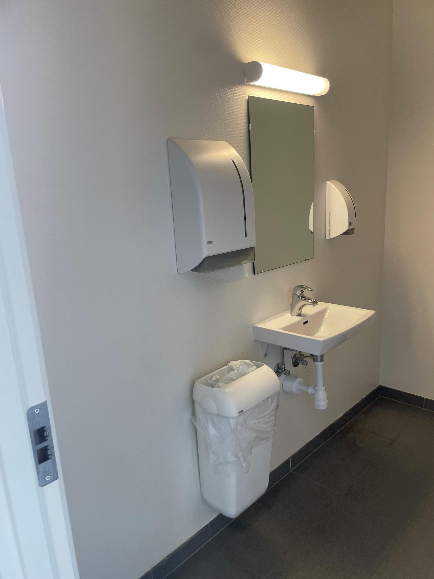toiletter i kontorfællesskab, toilet kontorfællesskab, større virksomhed, Anne Berg indretning, annebergindretning.dk