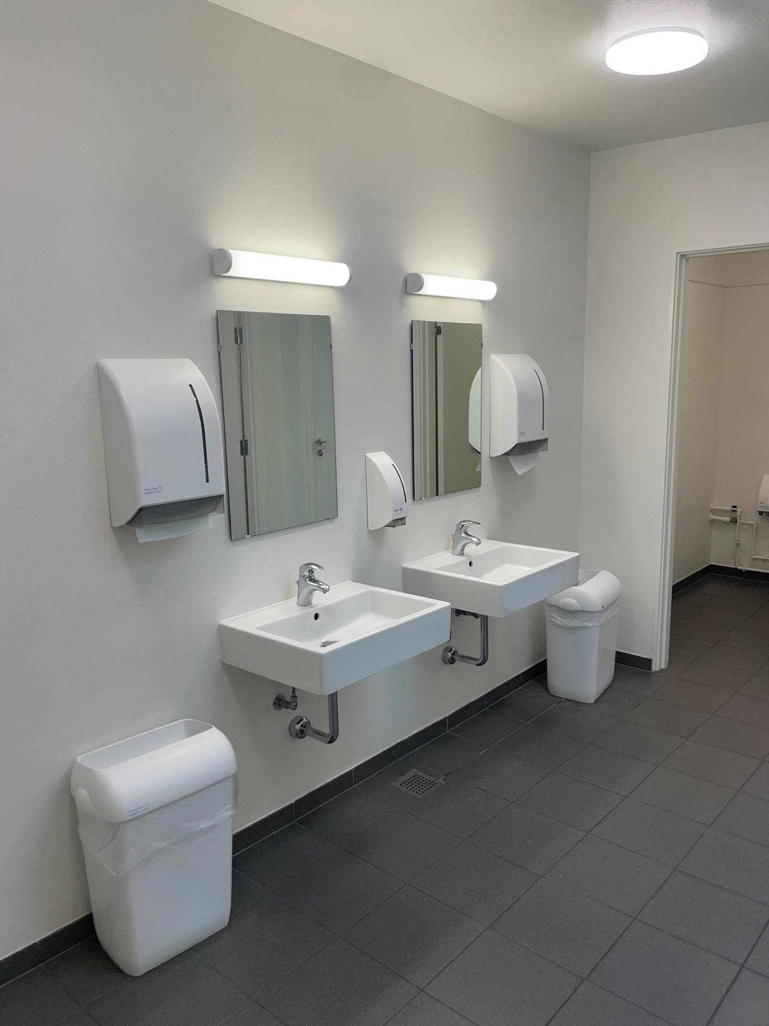 toilet kontorfællesskab, større virksomhed, Anne Berg indretning, annebergindretning.dk, toiletter i kontorfællesskab