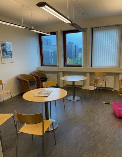 Anne Berg Indretning, venteværelse, sundhedens hus, før og efter, annebergindretning.dk